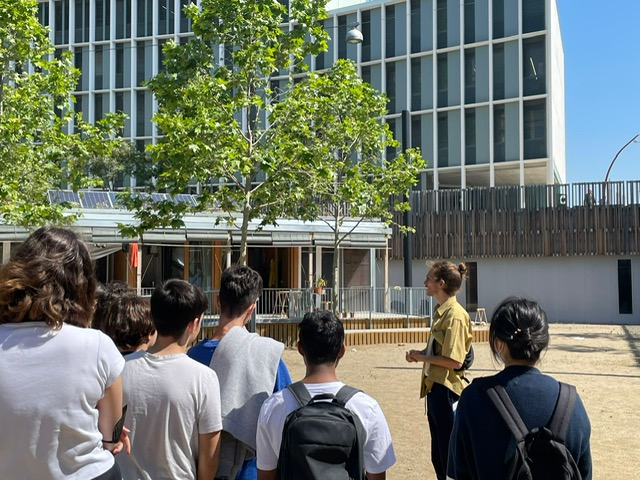 Arquitectura sostenible. 52 estudiantes de «Escolàpies Llúria» visitan la «Casa sostenible TO» del Campus Diagonal-Besòs UPC